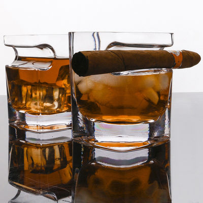 De de Wijnglazen van het sigarenkristal vormen Dubbele Ouderwetse Dikke Bodem voor Whisky tot een kom leverancier